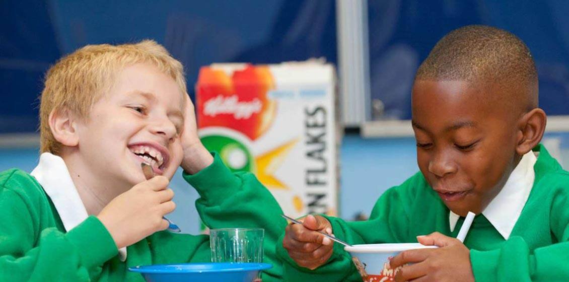 Kids eating school breakfast